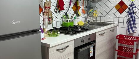 Réfrigérateur, four, plaque de cuisson