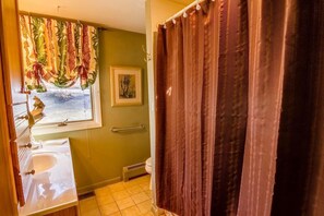 House, Multiple Beds (Jungle Book) | Bathroom - Jungle Book (Killington)