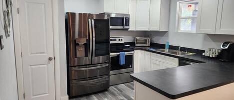 Refrigerador, microondas, horno y parrilla de estufa