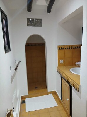 Regadera, toallas, jabón, papel de baño 