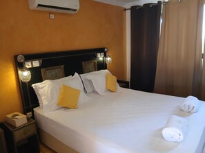 Tabla de planchar con plancha, internet y ropa de cama 