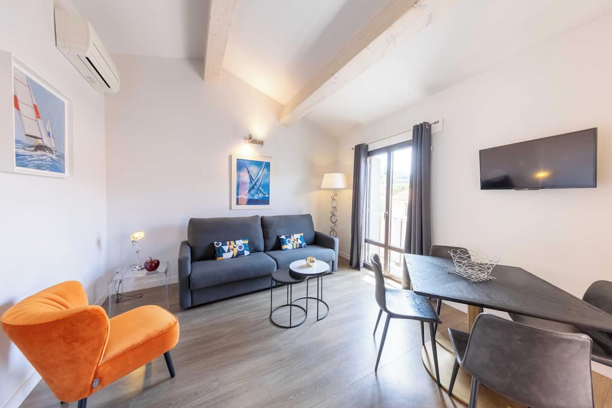 Appartement, balkon, uitzicht op bergen | Woonruimte | Flatscreentelevisie