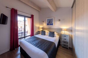 Apartment, Balkon, Bergblick | Zimmersafe, Verdunkelungsvorhänge, schallisolierte Zimmer