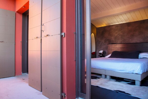 A bedroom with a bed, a headboard, and a large window. - Appartements Hôtel & Spa Le Madeloc Collioure Centre (Collioure)