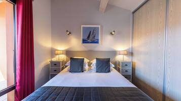 Departamento, balcón, vista a la montaña | Caja de seguridad en la habitación, cortinas blackout y insonorización