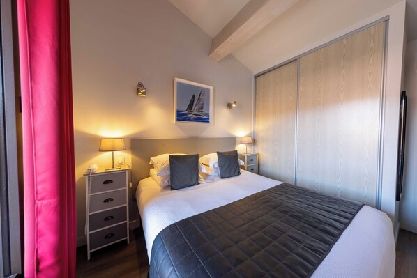 Apartament, balcó, vistes a la muntanya | Caixa forta a l'habitació i cortines opaques 