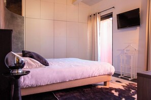 Apartment, 3 Bedrooms, Mountain View | In-room safe, blackout curtains, soundproofing, free WiFi - Appartements Hôtel & Spa Le Madeloc Collioure Centre (Collioure)