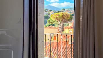 Apartment, 3 Bedrooms, Mountain View | Pemandangan dari bilik