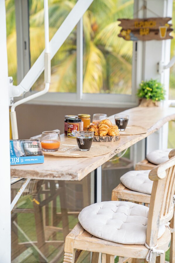 Nhà Cao cấp, quang cảnh hồ bơi | Hiên