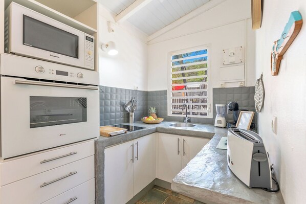 Comfort House, Pool View | Private kitchen | Full-size fridge, microwave, oven, stovetop