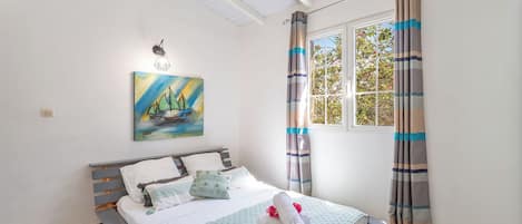 Hus – comfort, bassengutsikt | Allergitestet sengetøy, individuelt dekorert og individuelt innredet