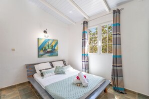 Nhà tiện nghi đơn giản, quang cảnh hồ bơi | Bộ đồ giường kháng dị ứng, trang trí khác biệt 