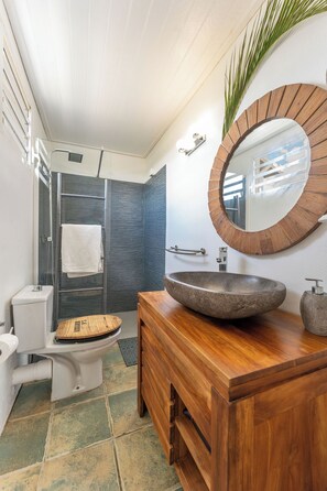 Comfort House, Pool View | Bathroom