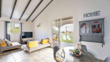 Luxury House, Pool View | Living area