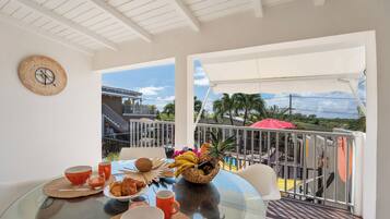 Deluxe House, Pool View | Teres/patio