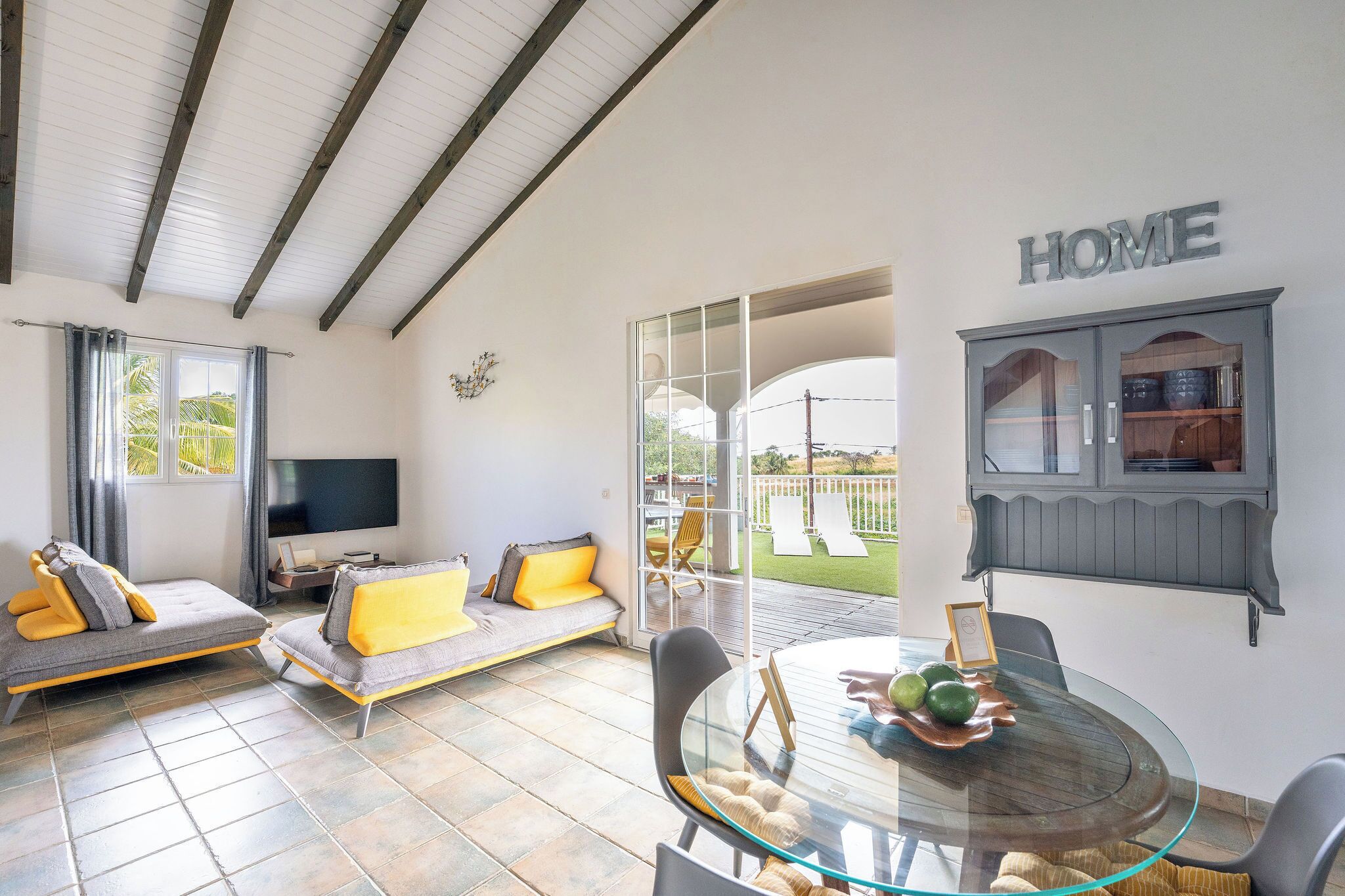 Deluxe House, Pool View | Living area