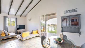 Deluxe House, Pool View | Living area
