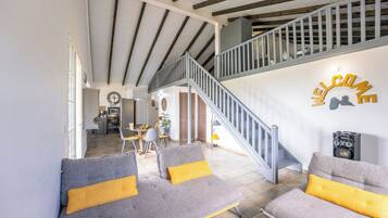 Deluxe House, Pool View | Living area