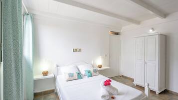 Deluxe House, Pool View | Laptop workspace, iron/ironing board, free WiFi