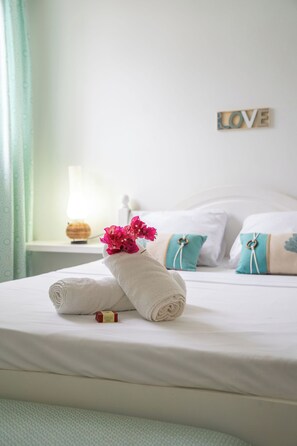 Nhà Deluxe, quang cảnh hồ bơi | Khu vực làm việc phù hợp cho laptop, bàn ủi/dụng cụ ủi quần áo 