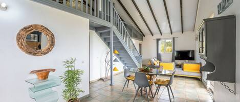 Casa Deluxe, vista piscina | Area soggiorno