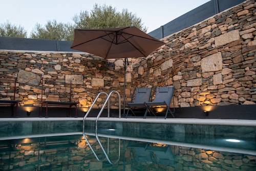 Country House 'Villa Jerusalém' with Mountain View, Wi-Fi & Air Conditioning