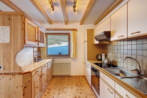 Refrigerador, horno, parrilla de estufa y cafetera y tetera 