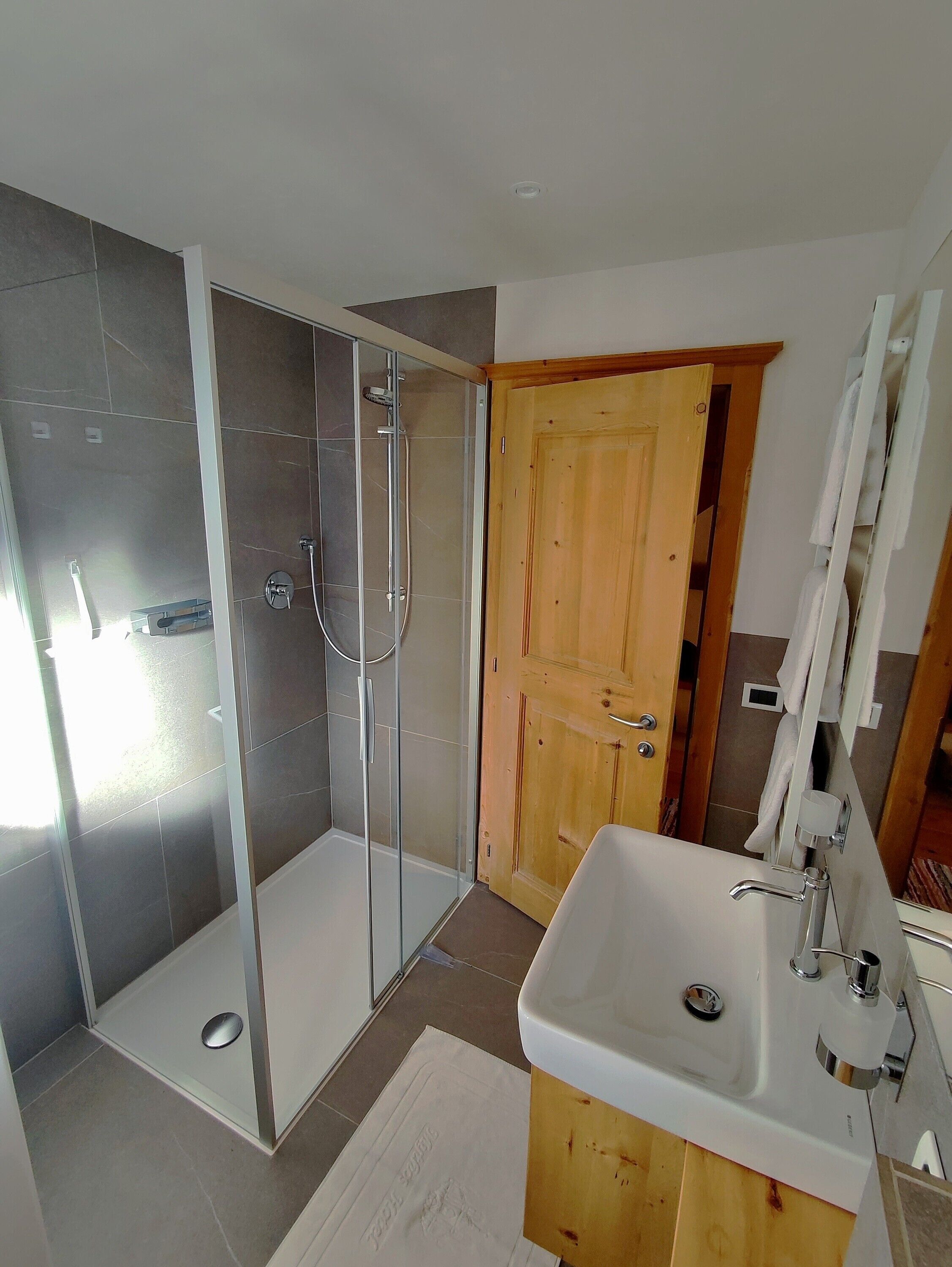 Ducha, secador de pelo y toallas