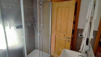 Ducha, secador de pelo y toallas