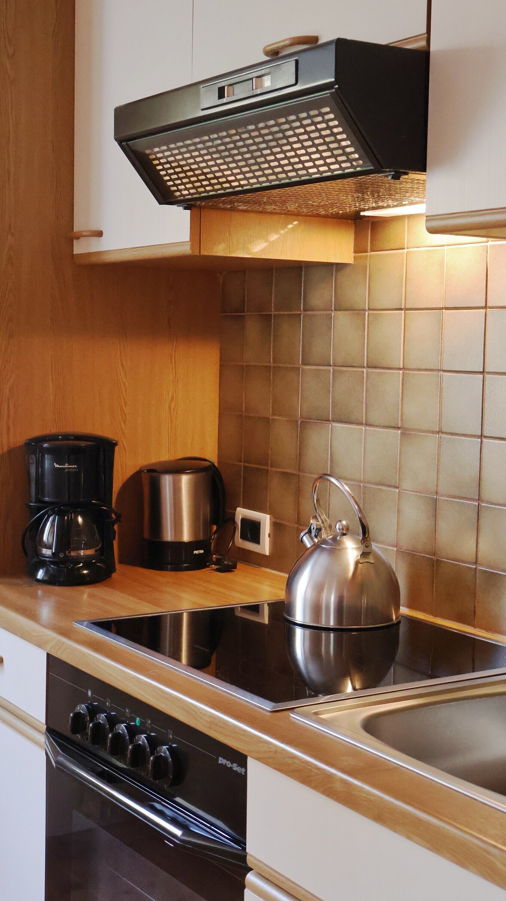 Frigorífico, horno, placa de cocina y cafetera o tetera