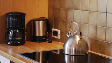 Fridge, oven, stovetop, coffee/tea maker