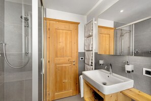 Douche, articles de toilette (gratuits), séchoir à cheveux