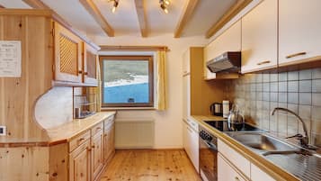 Kühlschrank, Ofen, Herdplatte, Wasserkocher mit Kaffee-/Teezubehör