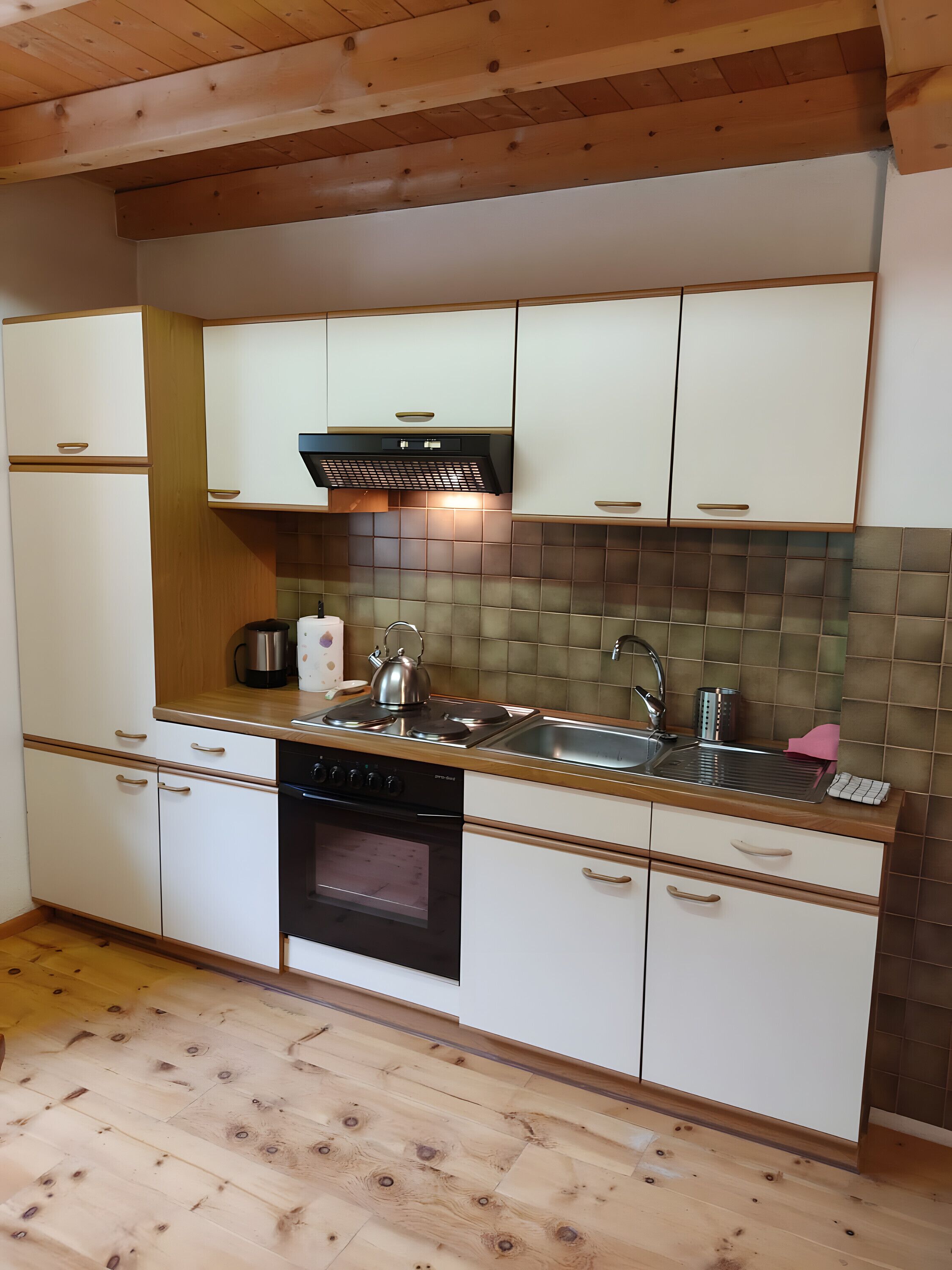 Kjøleskap, ovn, kokeplater og kaffetrakter/tekoker