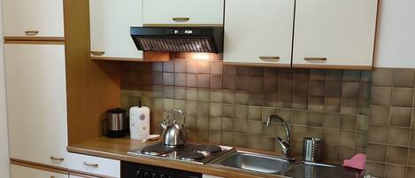 Kjøleskap, ovn, kokeplater og oppvaskmaskin