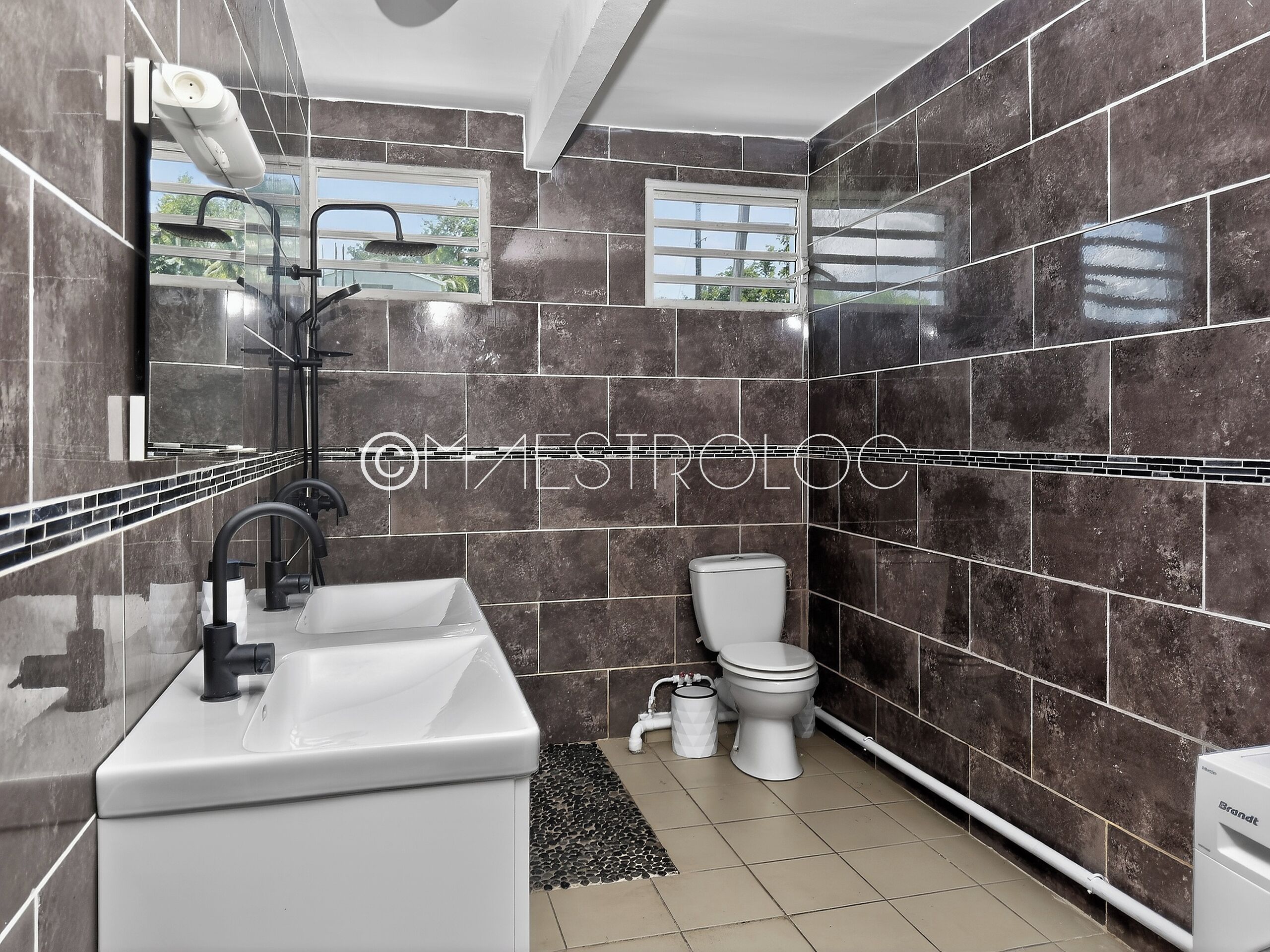 Family House | Bathroom | Shower, rainfall showerhead, free toiletries, hair dryer