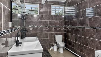 Family House | Bathroom | Shower, rainfall showerhead, free toiletries, hair dryer