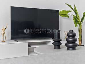 Family Σπίτι | Περιοχή καθιστικού | Τηλεόραση LED 65 ιντσών με καλωδιακά κανάλια, Netflix