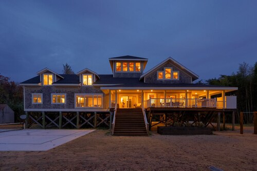 Where luxury meets laughter by the bay.  Welcome to Bamboo Sands Villa & Captain’s Quarters.