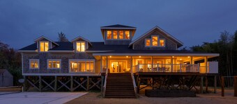 Where luxury meets laughter by the bay.  Welcome to Bamboo Sands Villa & Captain’s Quarters.