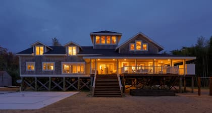 Where luxury meets laughter by the bay. Welcome to Bamboo Sands Villa & Captain’s Quarters.