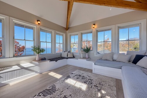 Where luxury meets laughter by the bay.  Welcome to Bamboo Sands Villa & Captain’s Quarters.