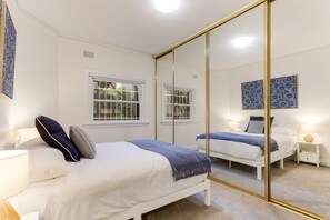 2 bedrooms, desk, iron/ironing board, Internet - Art Deco Apartment Meters Away From The Beach (Manly)