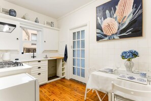 Fridge, oven, stovetop, dishwasher - Art Deco Apartment Meters Away From The Beach (Manly)