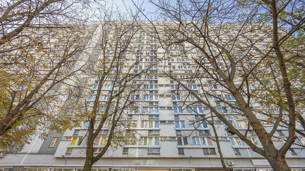 Un edificio residenziale a più piani dal design moderno, con balconi e ampie finestre.