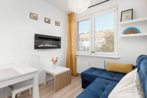 TV, offices - Comfortable Apartment | Close to Old Town and Place to Work (Gdańsk)