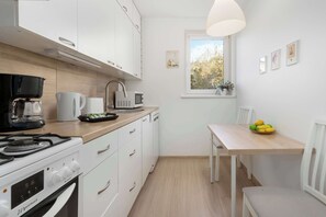 Fridge, microwave, oven, stovetop - Comfortable Apartment | Close to Old Town and Place to Work (Gdańsk)