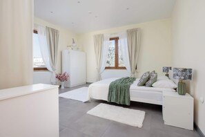 3 bedrooms, desk, iron/ironing board, travel crib