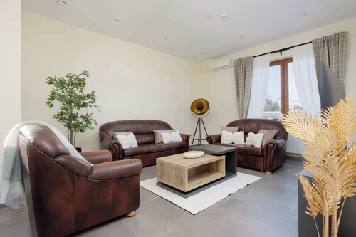 Spacious 3-bedroom House with the Excellent Location Near the Airport by Noclegi Renters