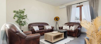 Spacious 3-bedroom House with the Excellent Location Near the Airport by Noclegi Renters